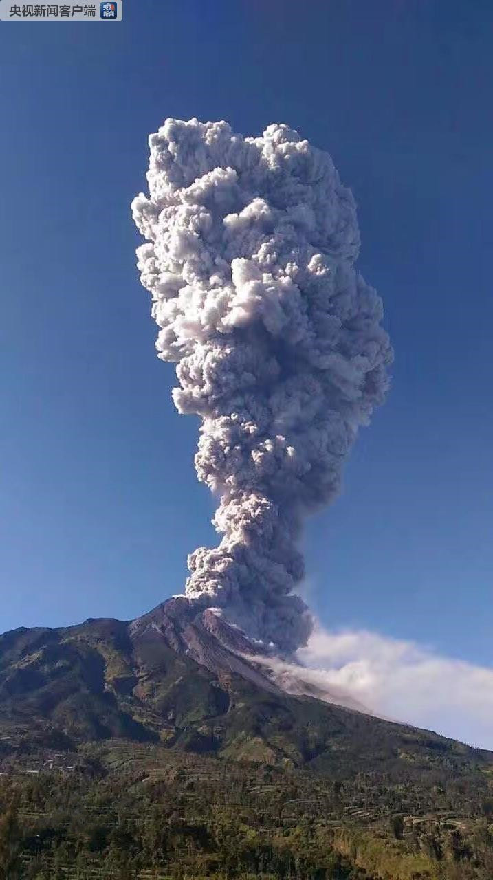 印度尼西亚默拉皮火山喷发 致梭罗机场暂时关闭