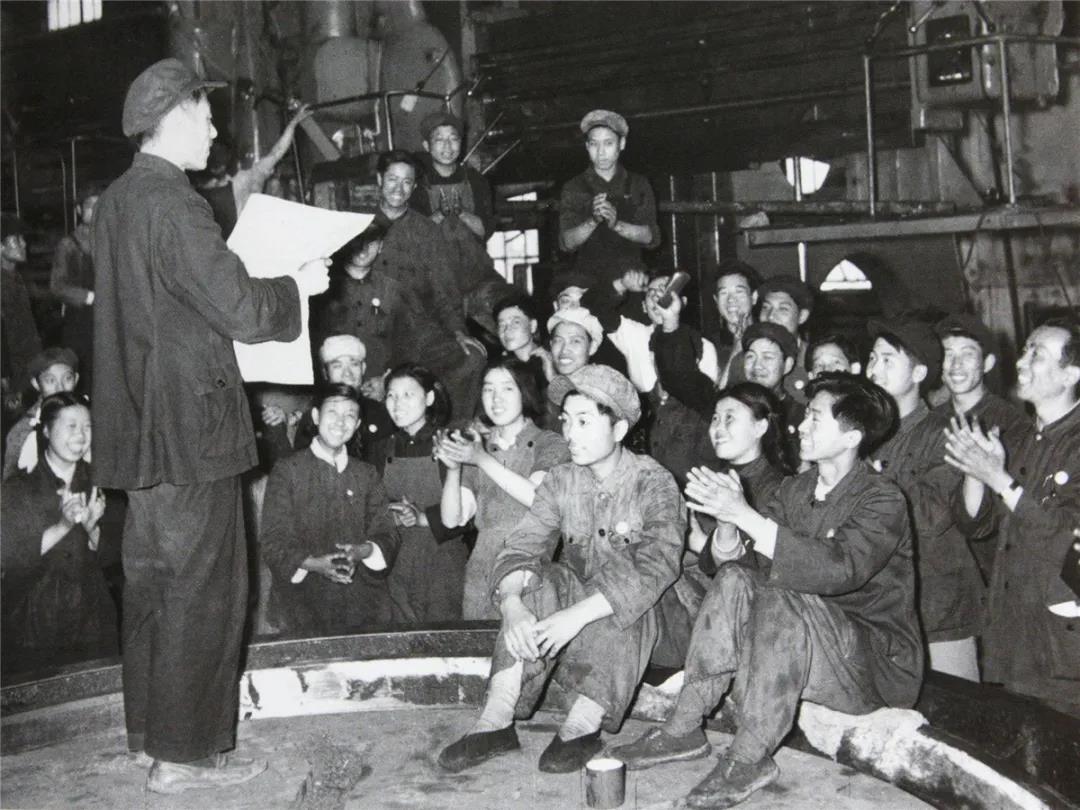 1954年,新中国第一部宪法颁布后,法院干警到基层宣讲宪法精神