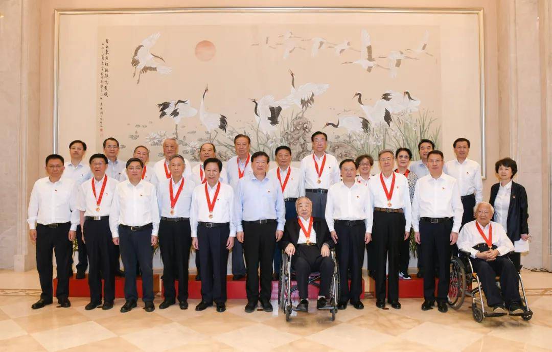 现场,江苏省委书记娄勤俭向陈焕友,梁保华,许仲林等14位党龄50年以上