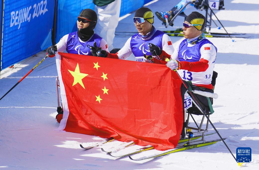 3月6日,中国选手郑鹏(中,毛忠武(右,杜天在比赛后.