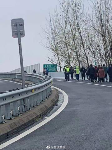 故障,横停在路面上,车辆打着双闪,车里的乘客纷纷站在一旁应急车道的