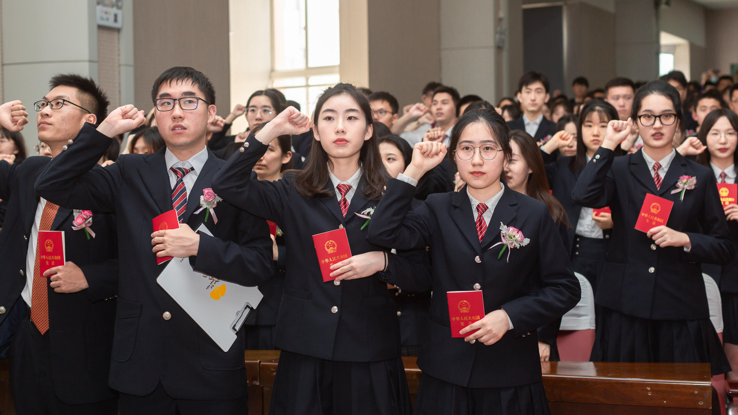 3．杭州大学毕业证 校长印章：大学一 本毕业证由校长盖章，两份毕业证由院长盖章。