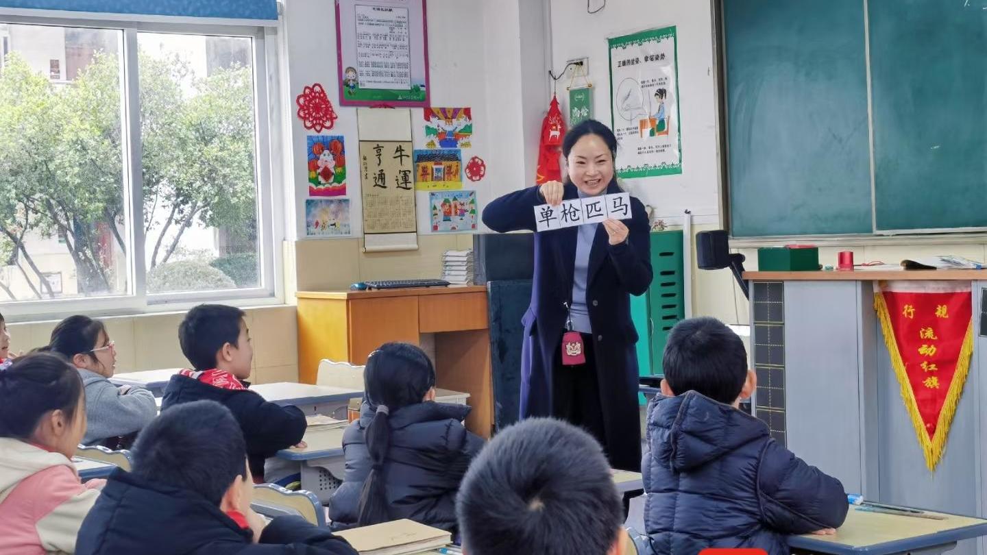 扬子晚报名校名校长名师系列访谈常熟市实验小学校长洪榴看见伙伴的