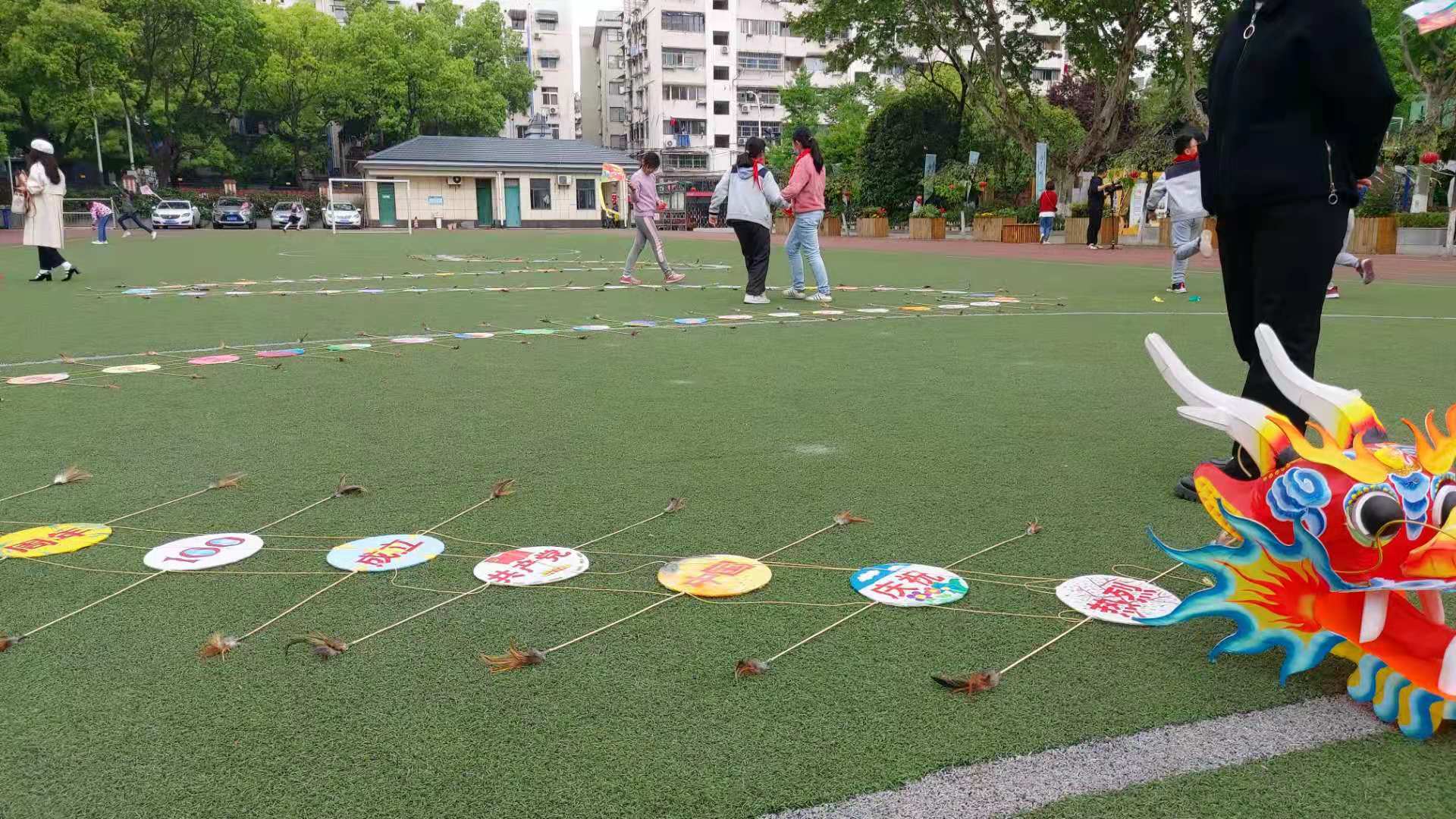 一百节长龙风筝献礼建党百年,这所小学思政教育有温度,有力度