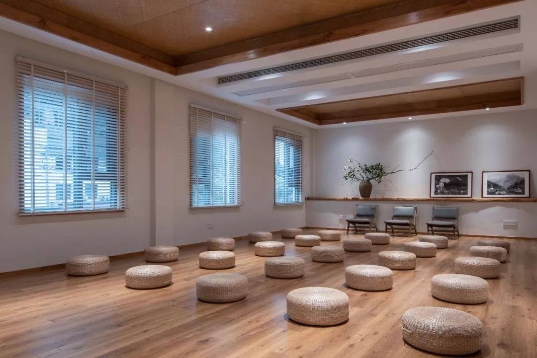空间,还有一个会议室,可以举办小型会议,茶课堂,主题聚会和瑜伽打坐等