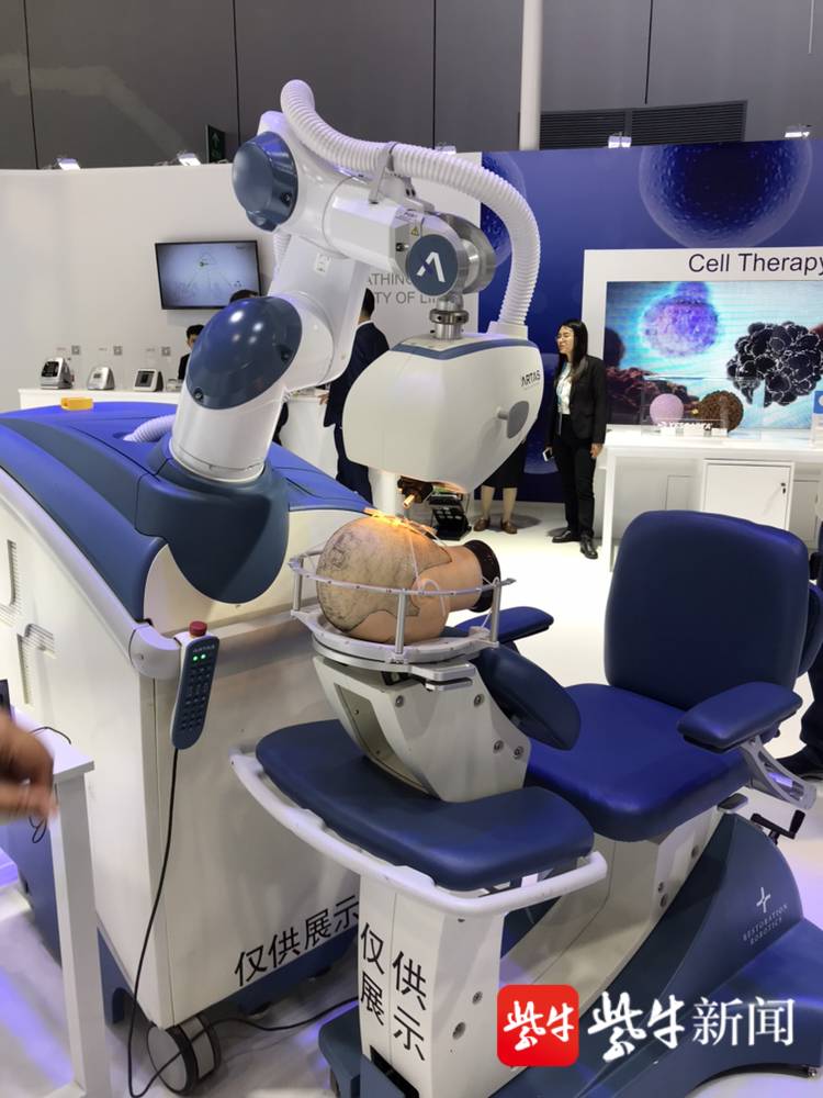 【原创视频】植发手术辅助机器人闪耀进博会,妈妈再也不担心我的发际