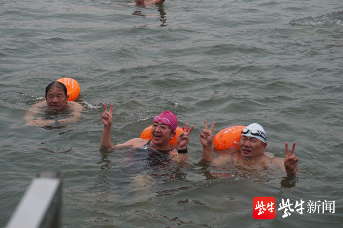 南京紫霞湖冬泳图片