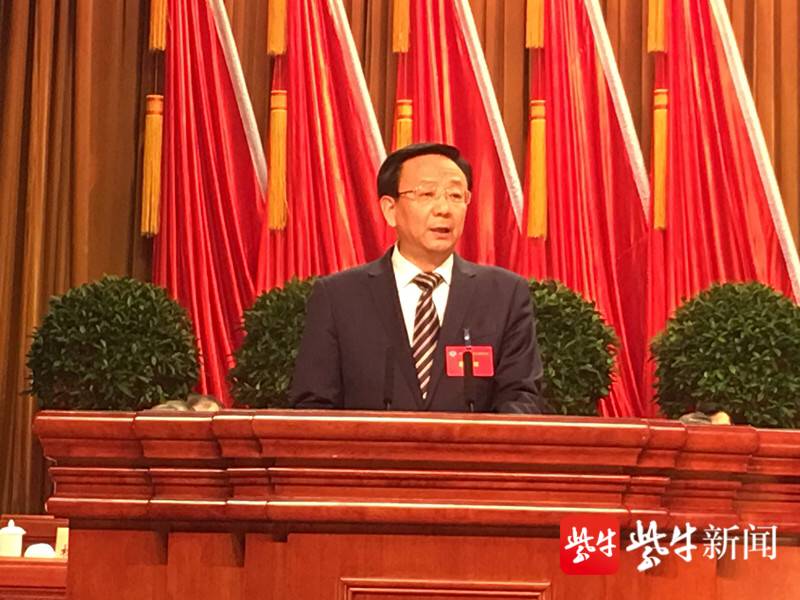 扬州市委书记夏心旻在政协会议上讲话.陈咏 摄