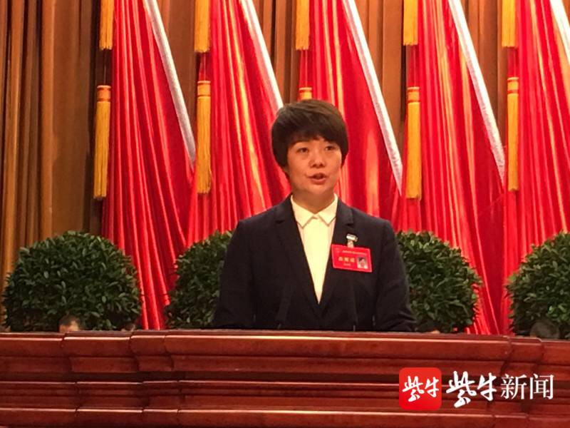 扬州市代市长张宝娟作政府工作报告.陈咏 摄