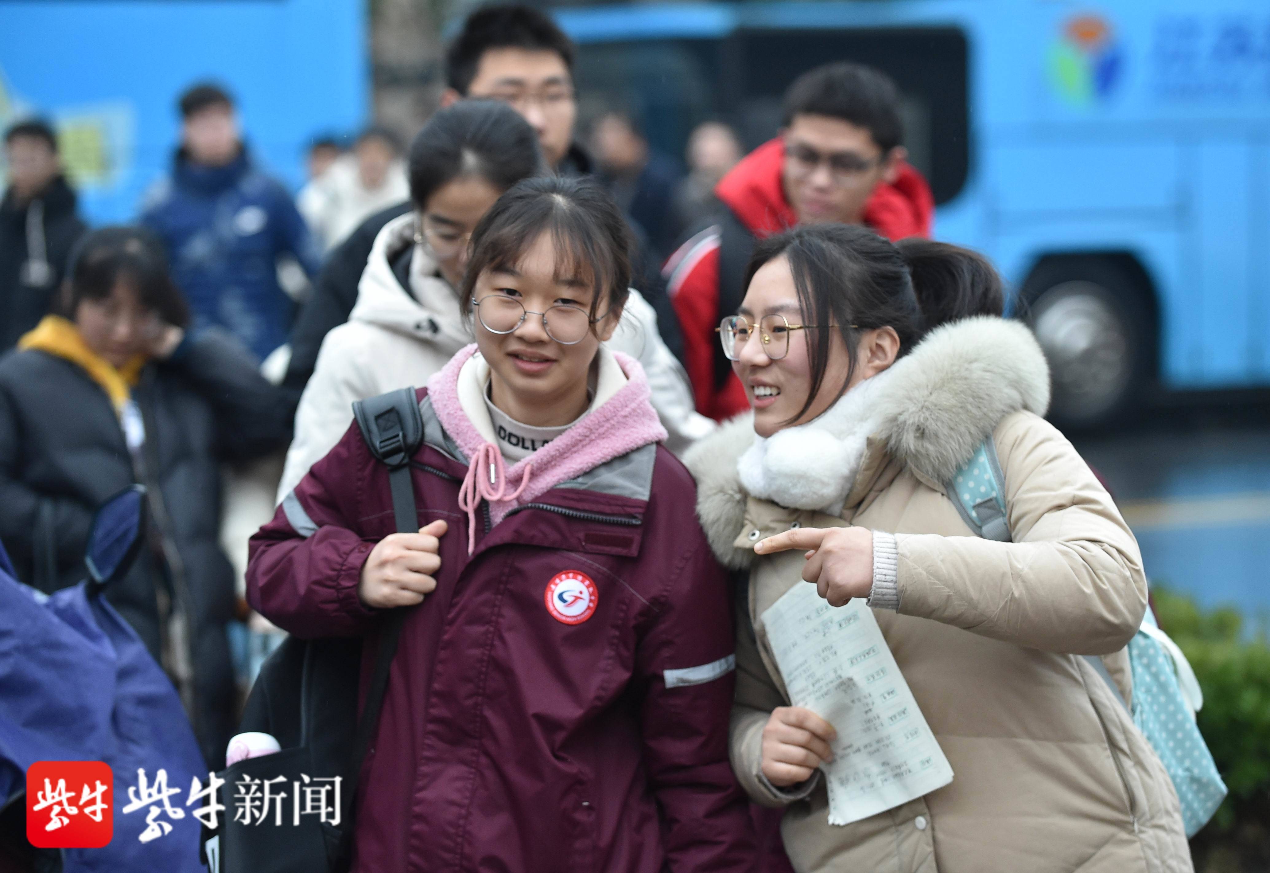 新高考方案公布后的首次"学考"开考,考生走出考场满脸笑容