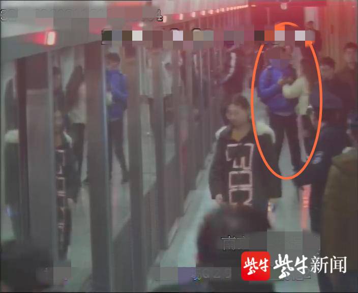 [扬子晚报网]赞一个！女子乘地铁被猥亵，对方到站想溜被她死死拽住……
