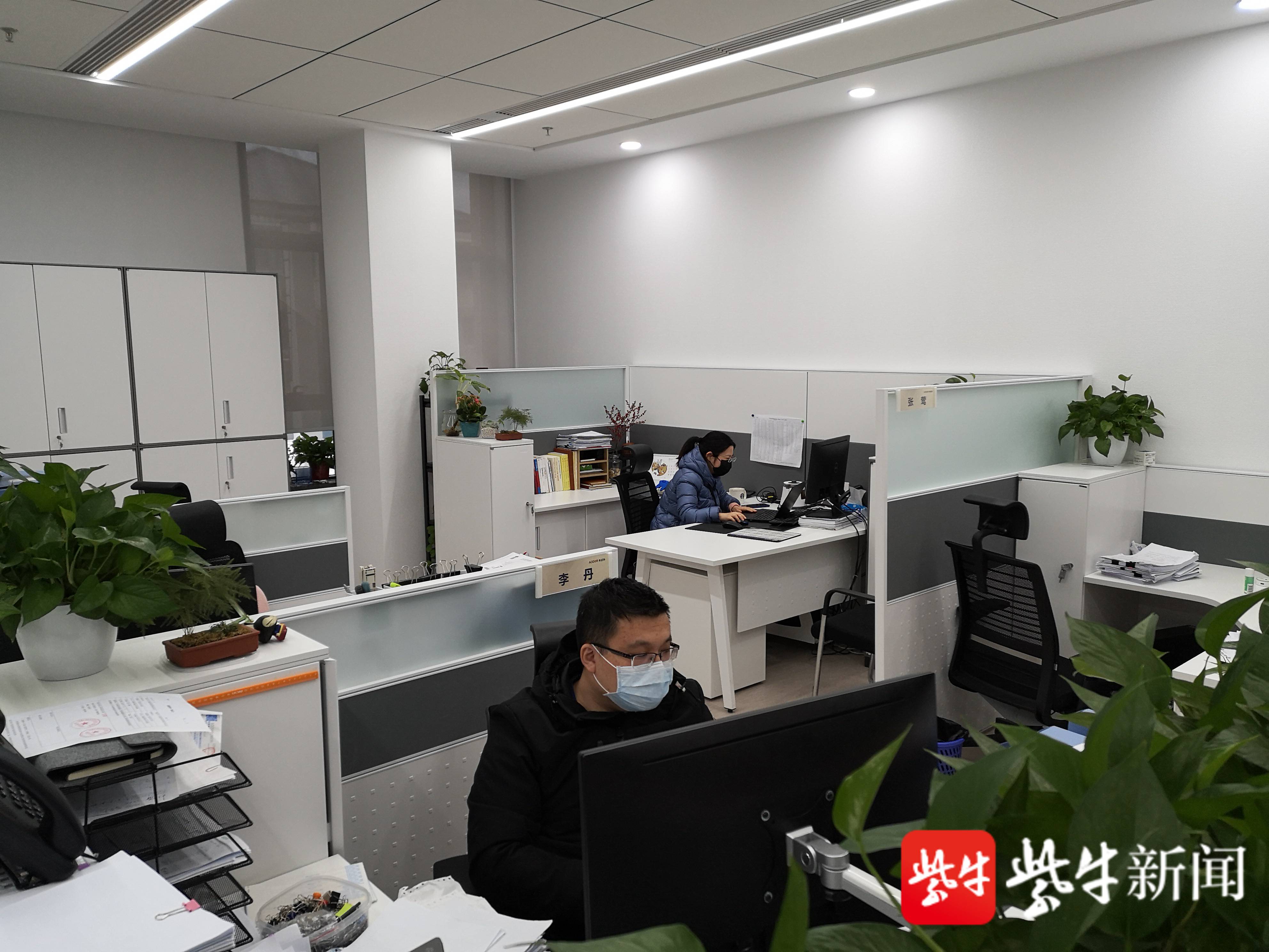 毅达资本复工首日,必须要去公司办公的人员戴口罩上岗.毅达资本提供