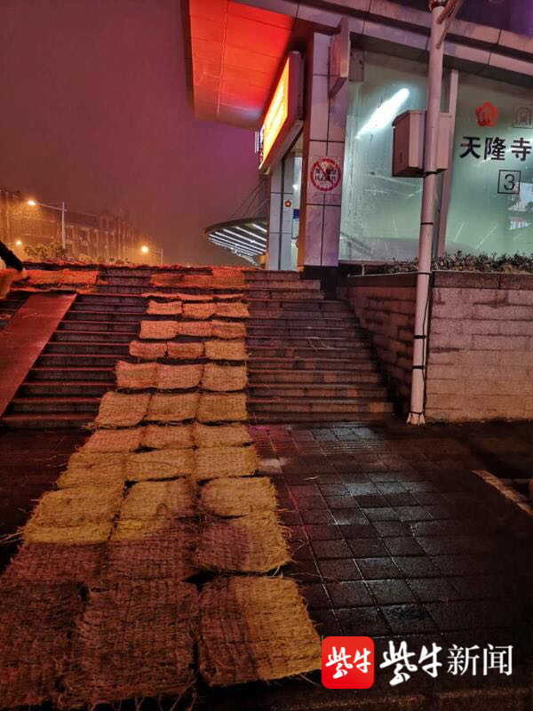 雨花臺區賈西地鐵站,天隆寺地鐵站出入口也已全部鋪好草墊