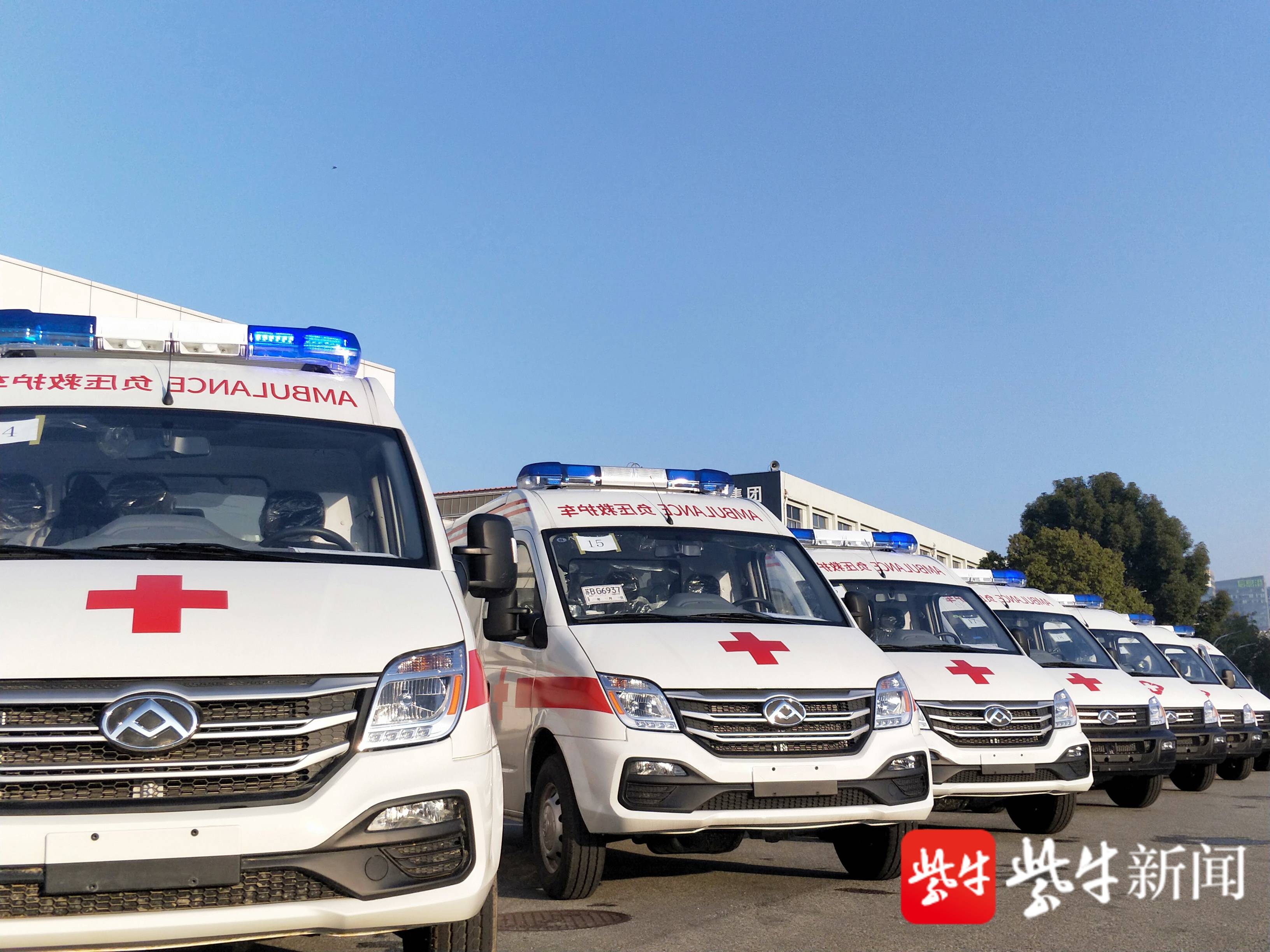 无锡蓝天救援队送20台负压救护车到武汉