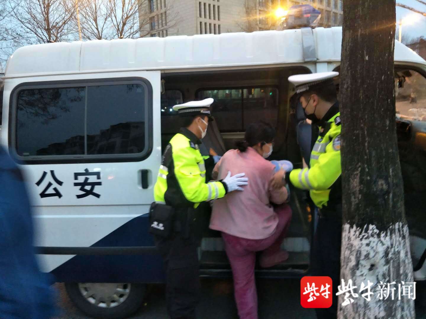 交警用警車將孩子送到了醫院