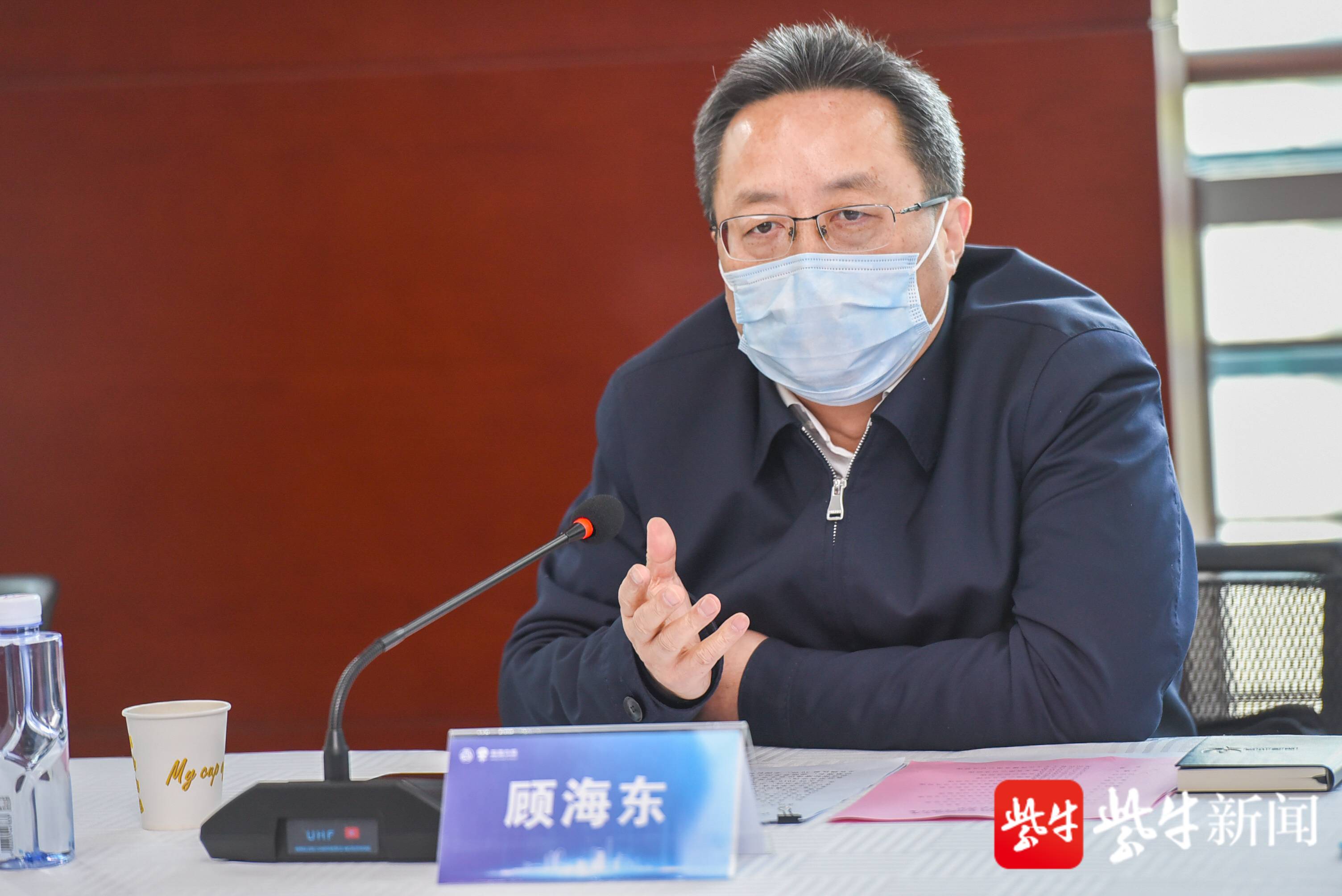 顾海东向女企业家介绍