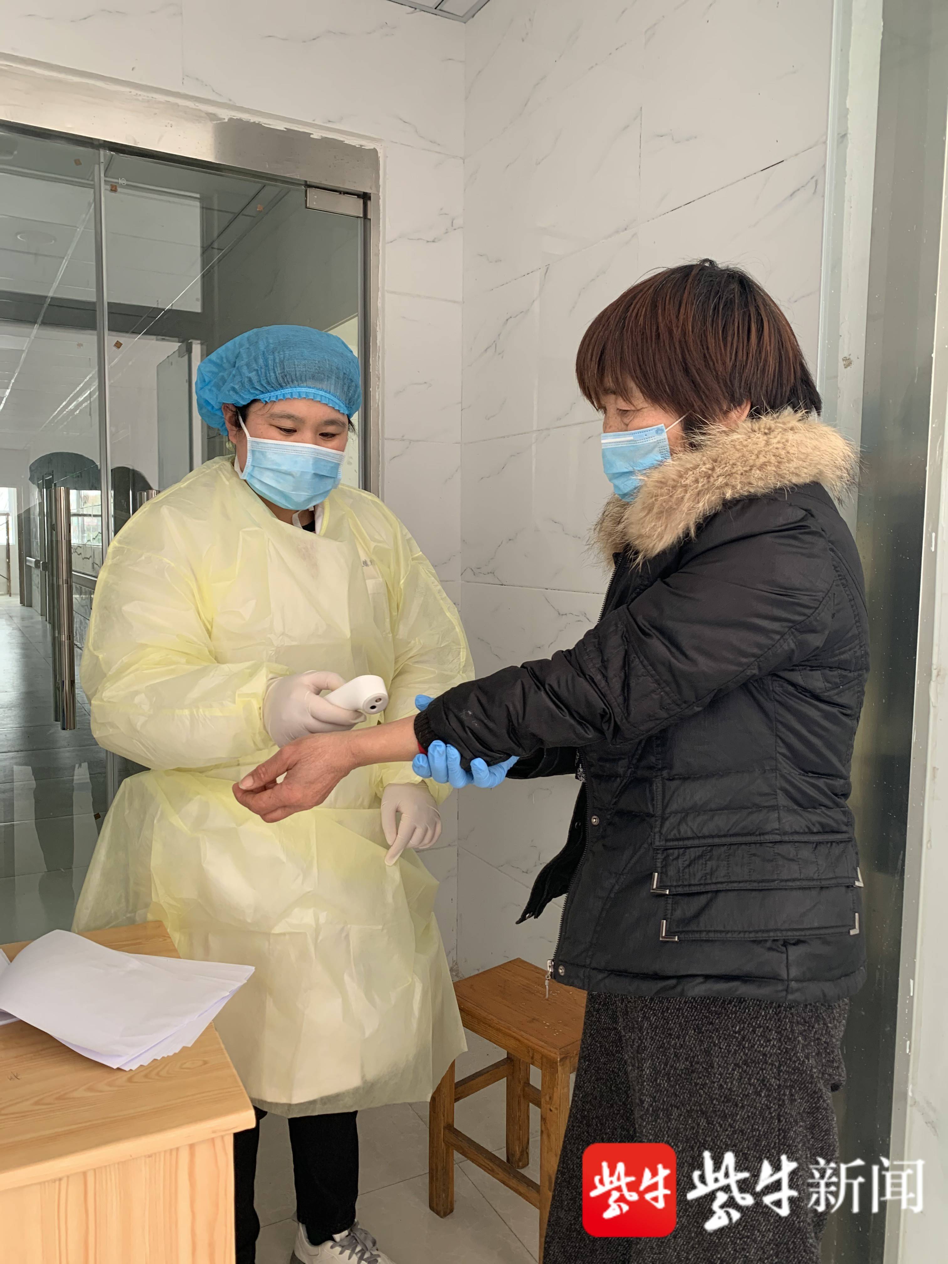 护士正在为群众测量体温.