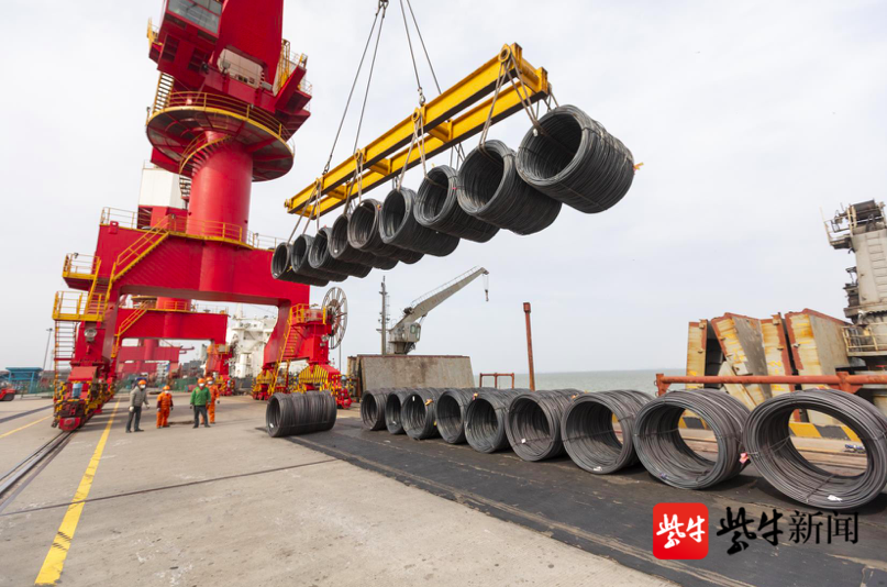 码头吊装出口钢材