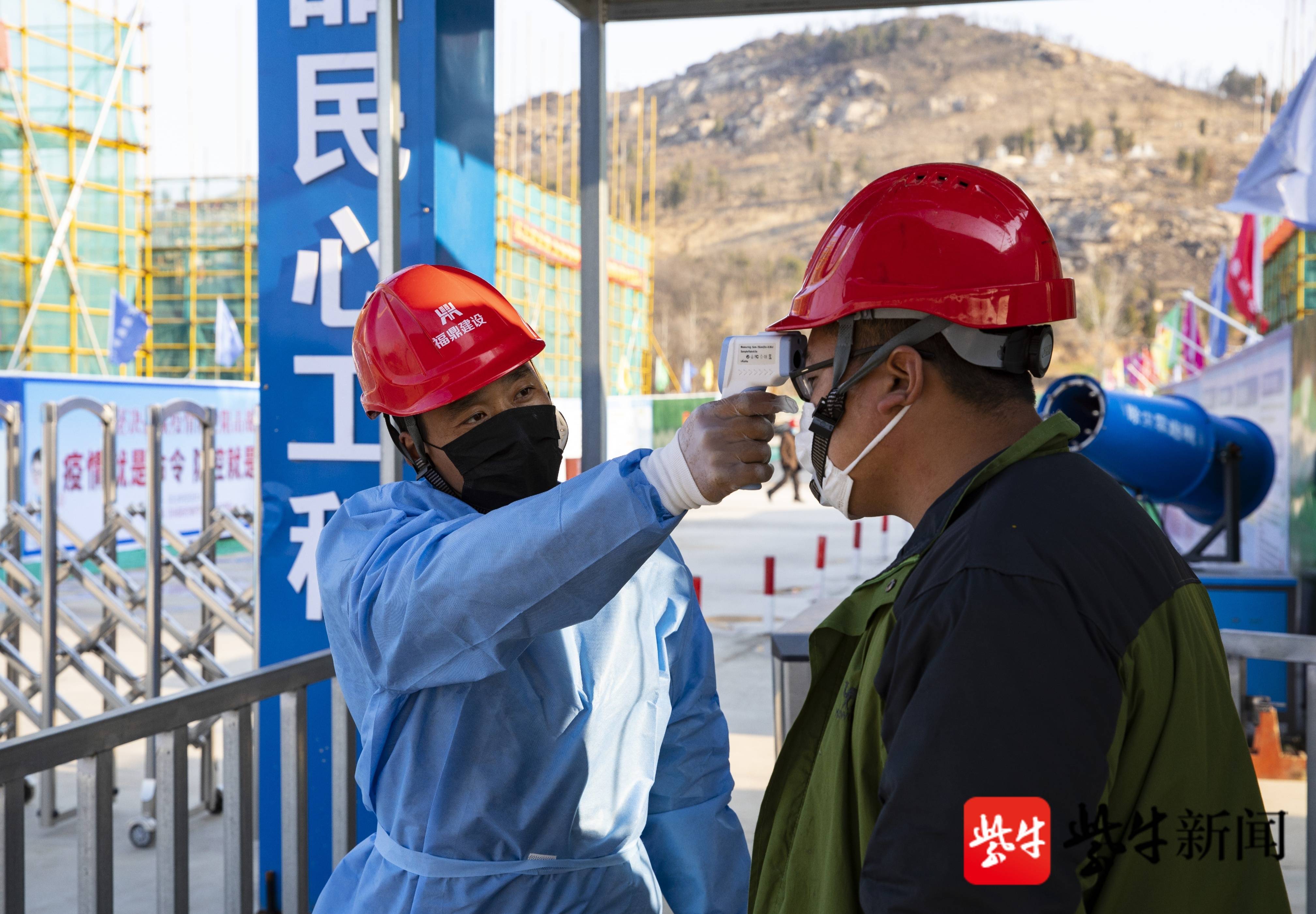进场施工人员量测体温.