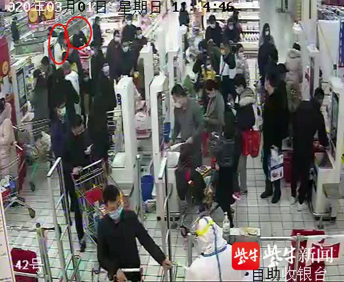 男女贼"打配合"偷窃超市商品,安保当场识破女贼逃跑