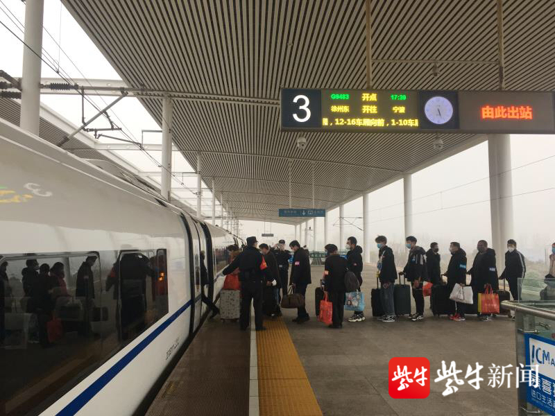 2月25日,务工旅客在宿州东站排队上车,乘g9483次复工专列奔赴浙江绍兴