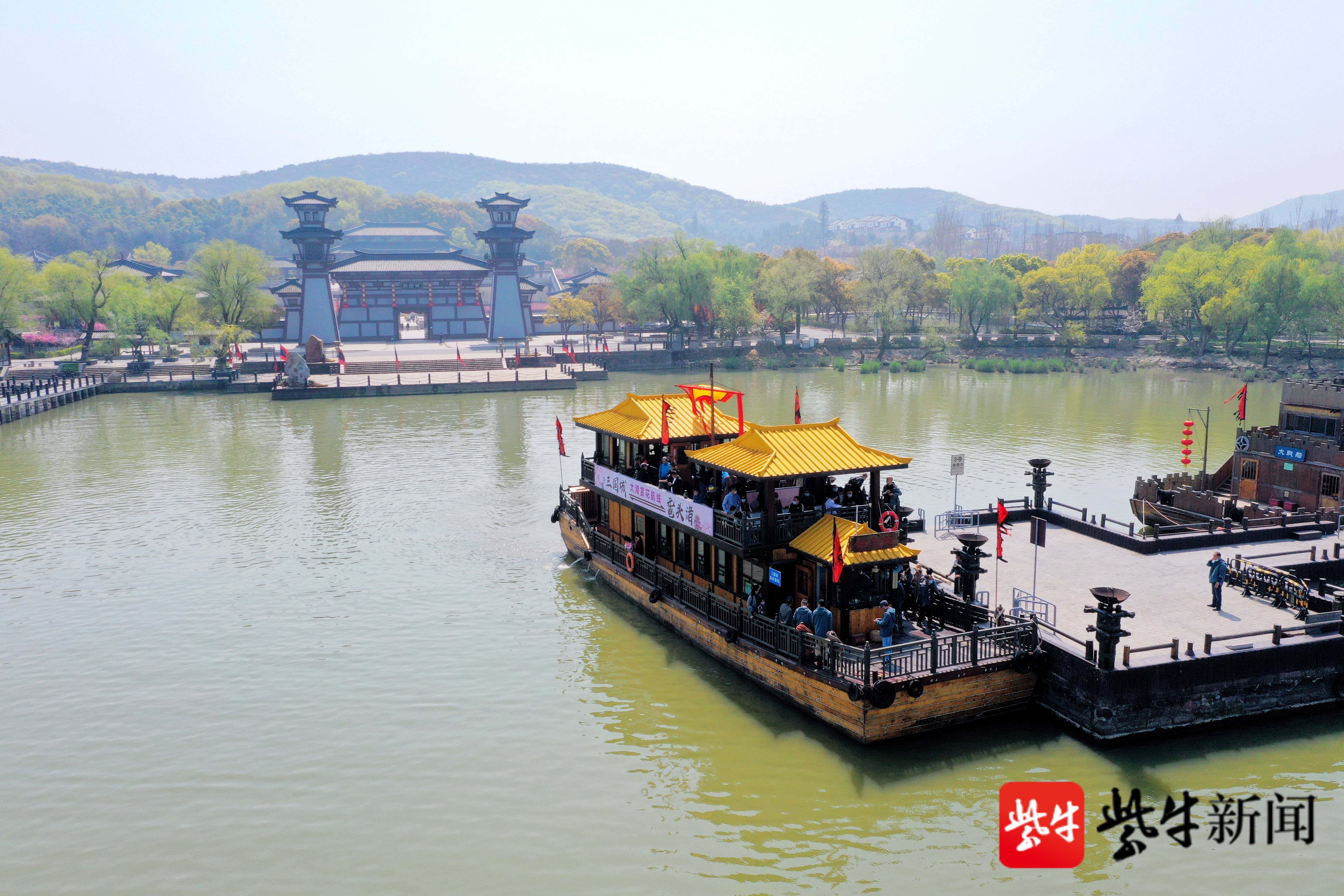 停靠在三国城吴营水寨的古战船