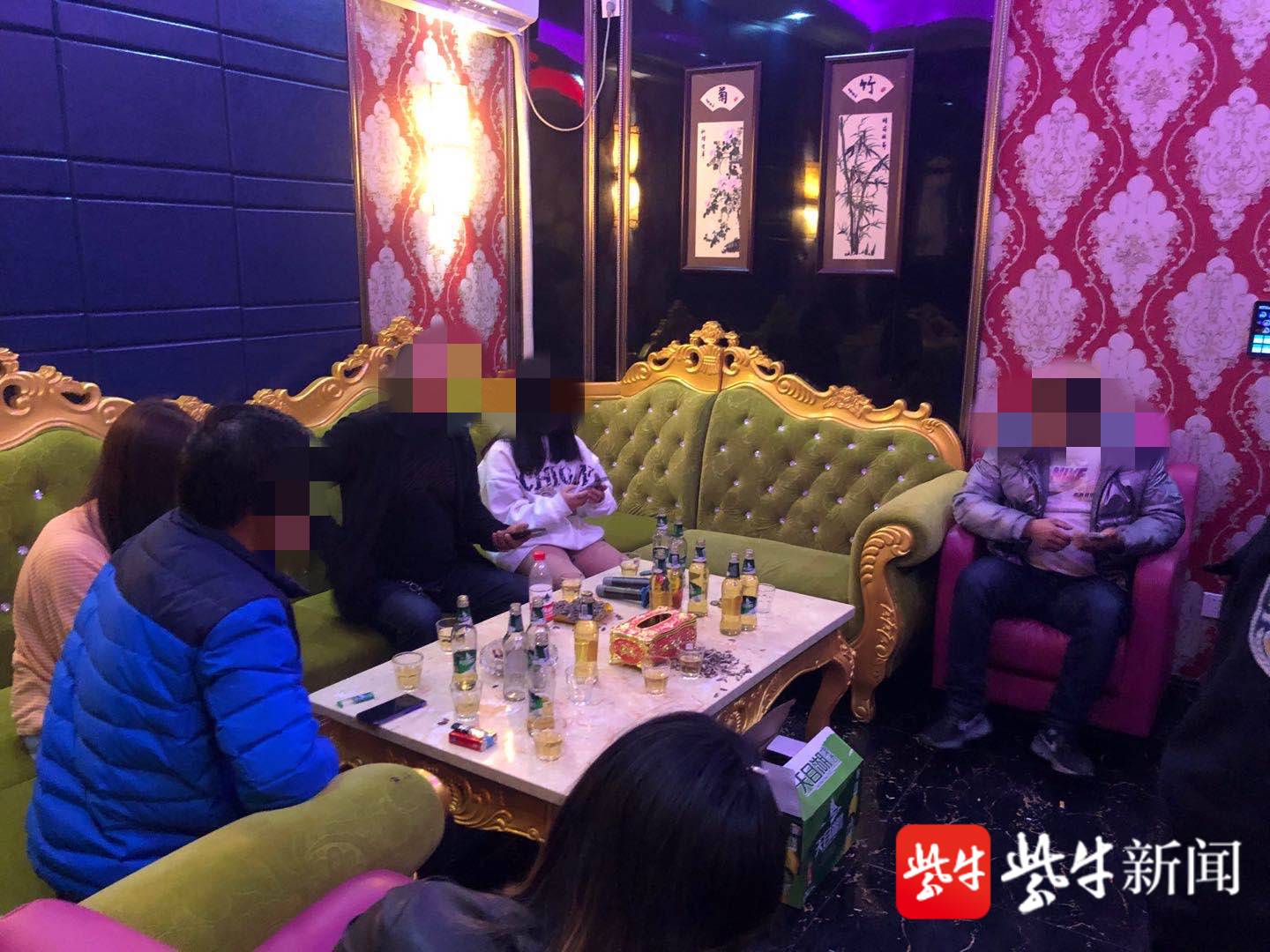 近日,常州市圩塘派出所接到群众举报,一家ktv偷偷开业了,警方随即进行