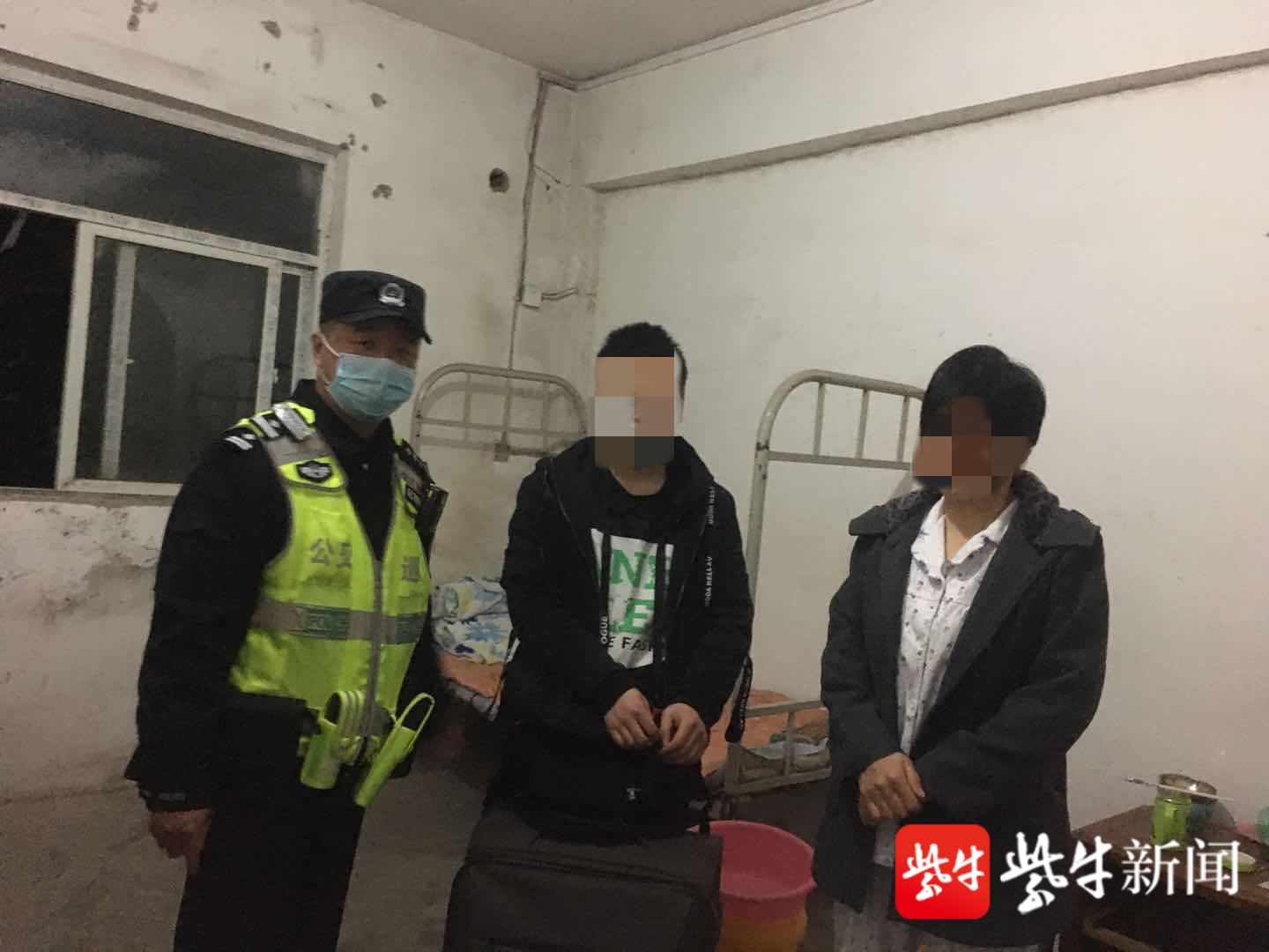 3月21日深夜0时30分,南京南站站前派出所的民警接到一位热心出租车
