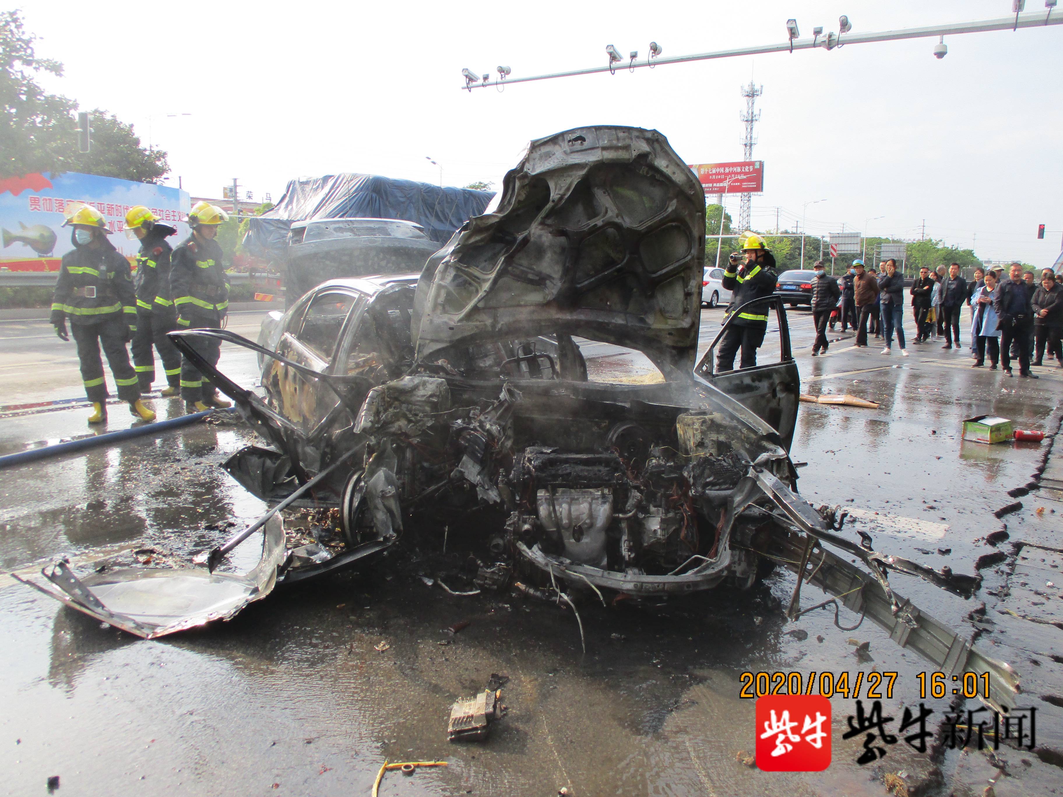 惨烈!扬中男子疲劳驾驶撞车重伤,车辆燃烧殆尽
