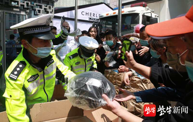 圖為南京交警為市民發放頭盔並開展現場宣傳教育.