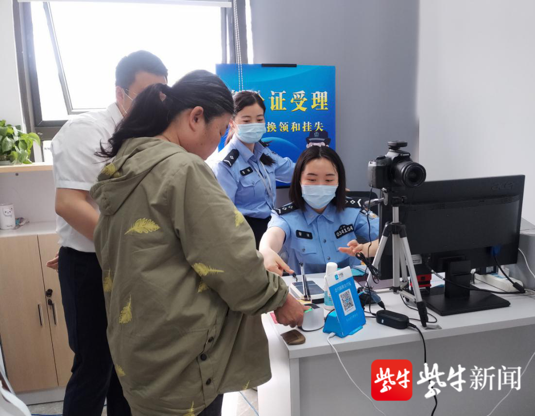 公安窗口工作人员为罗女士办理身份证