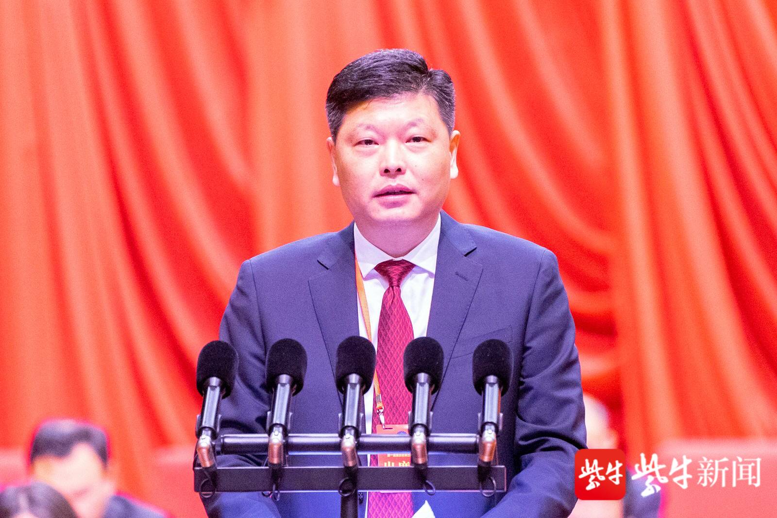政协主席陈锡明向大会报告工作