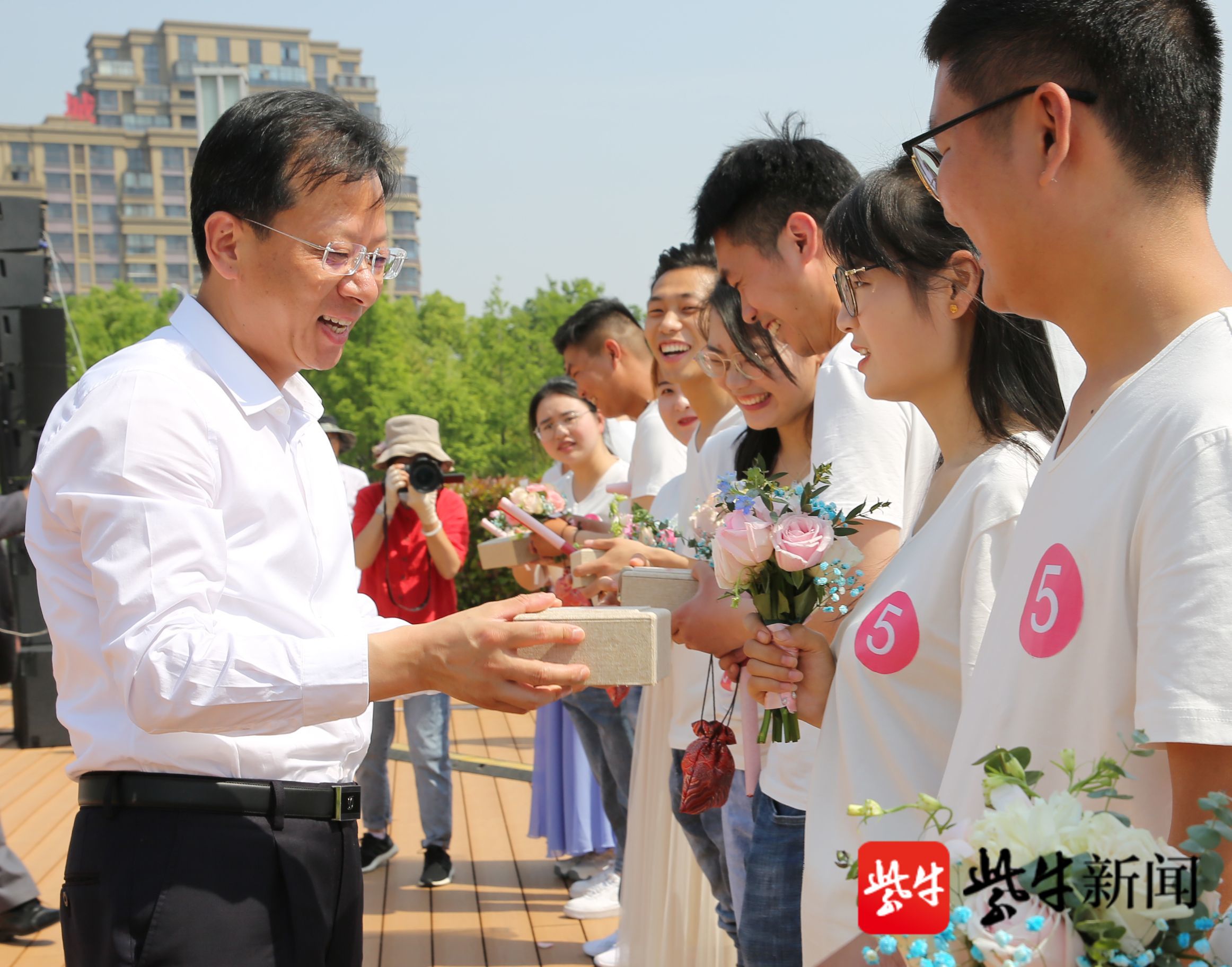 如皋市委书记张建华为新人赠送定制印章,送上真挚祝福.