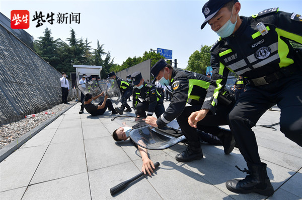 橡膠警棍及抓捕叉的性能和使用方法向紀念館安保人員進行講解