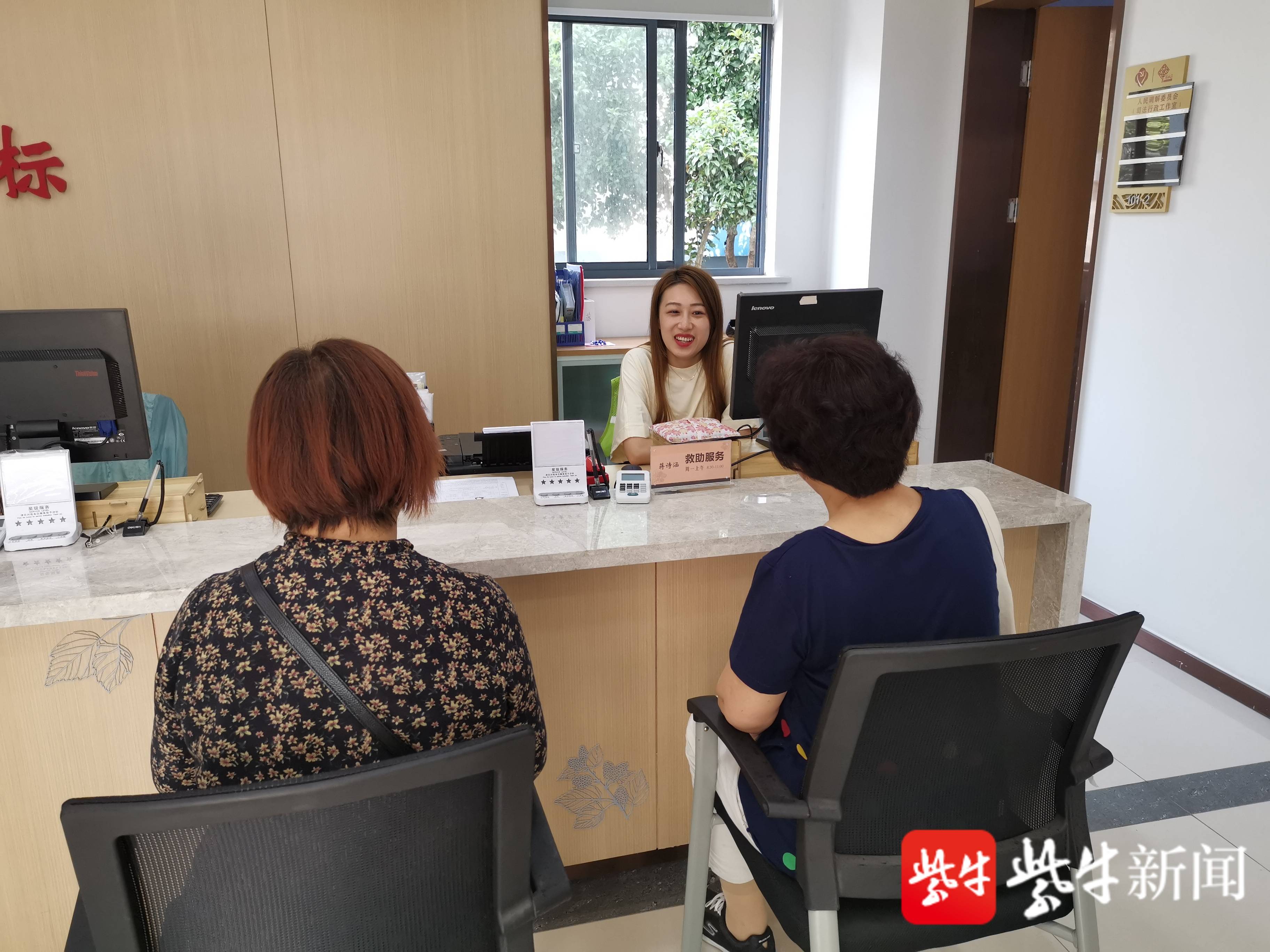 街道社会救助工作人员(中间)为居民群众提供咨询服务