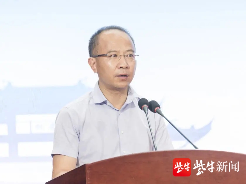 张家港乐余镇举行"印记·乐贤助兴录"乡贤档案建档评比展示活动,探索