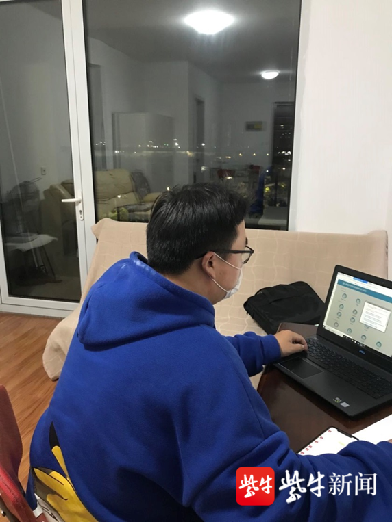 工作人员加班协助企业进行登记填报