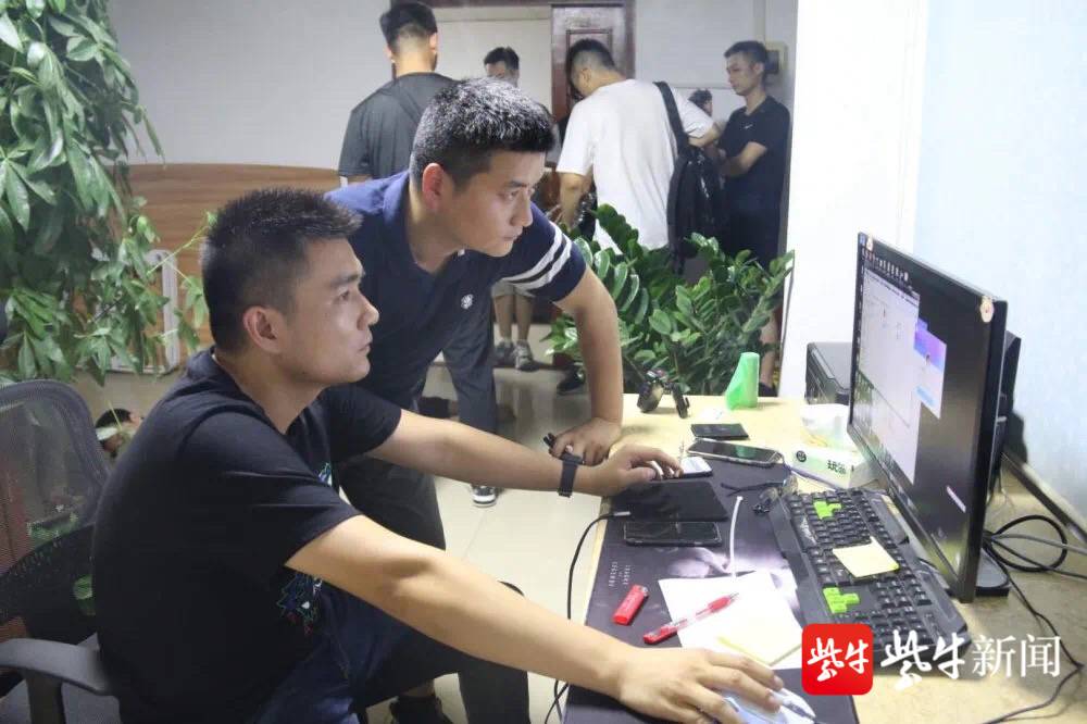 图为专案组成员研究案情.