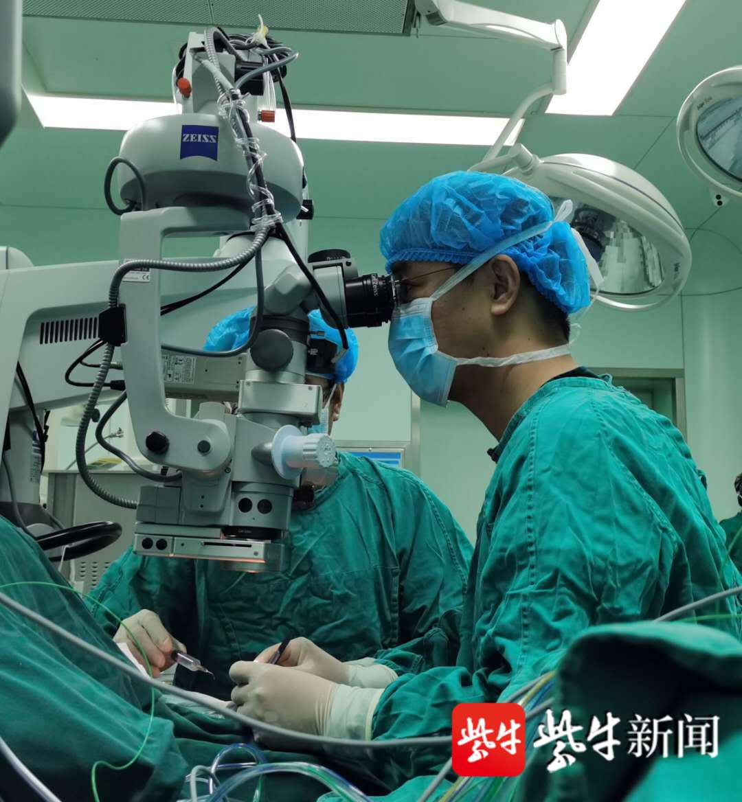 张为中医生手术中.