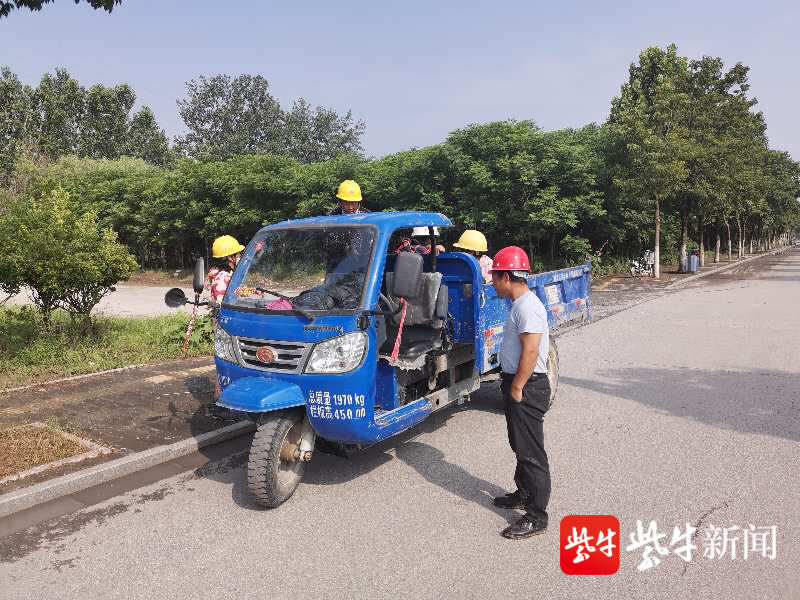 【視頻】三輪車核載1人,超載5人,司機無證還未買保險