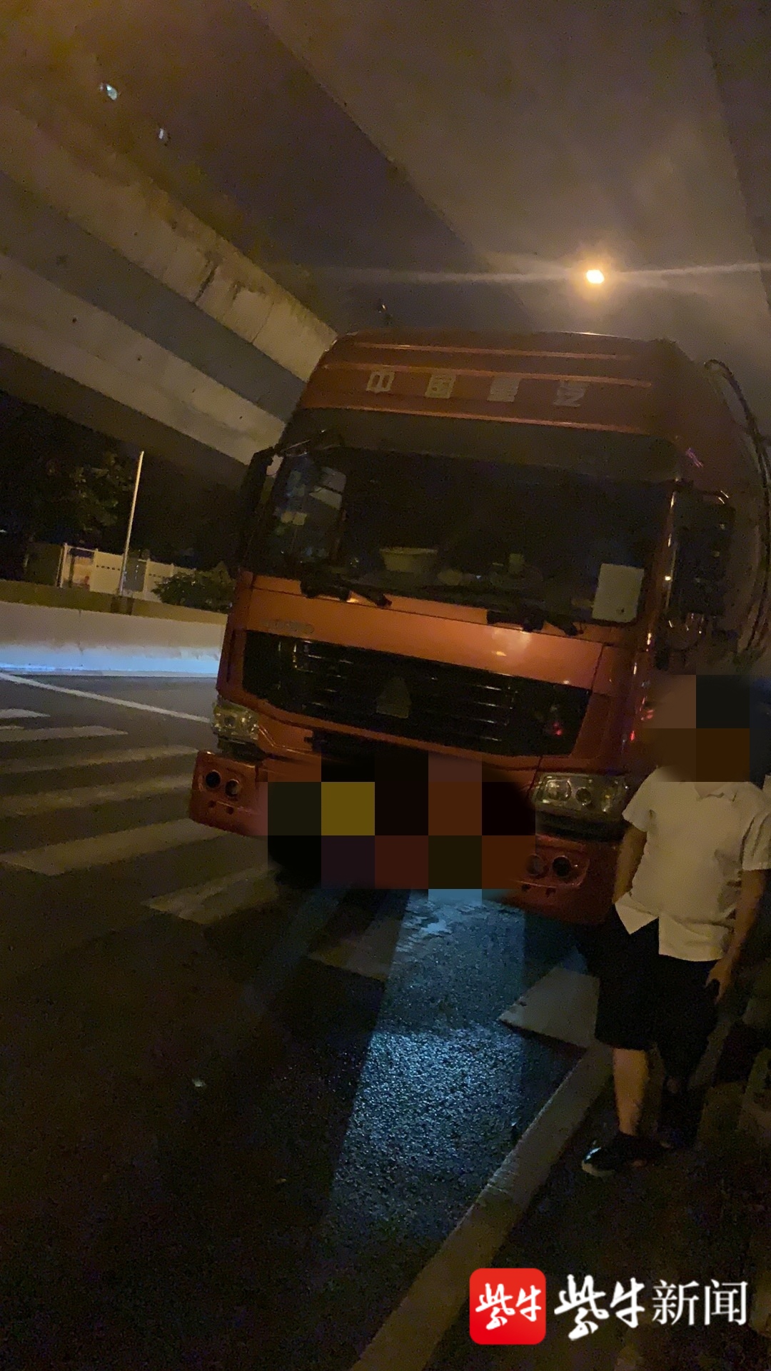 视频丨无锡一小区业主深夜阻截偷排水泥槽罐车 追赶过程中遭撞身亡