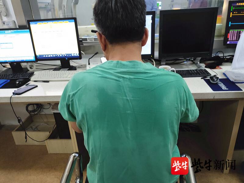 医生手术后汗流浃背.