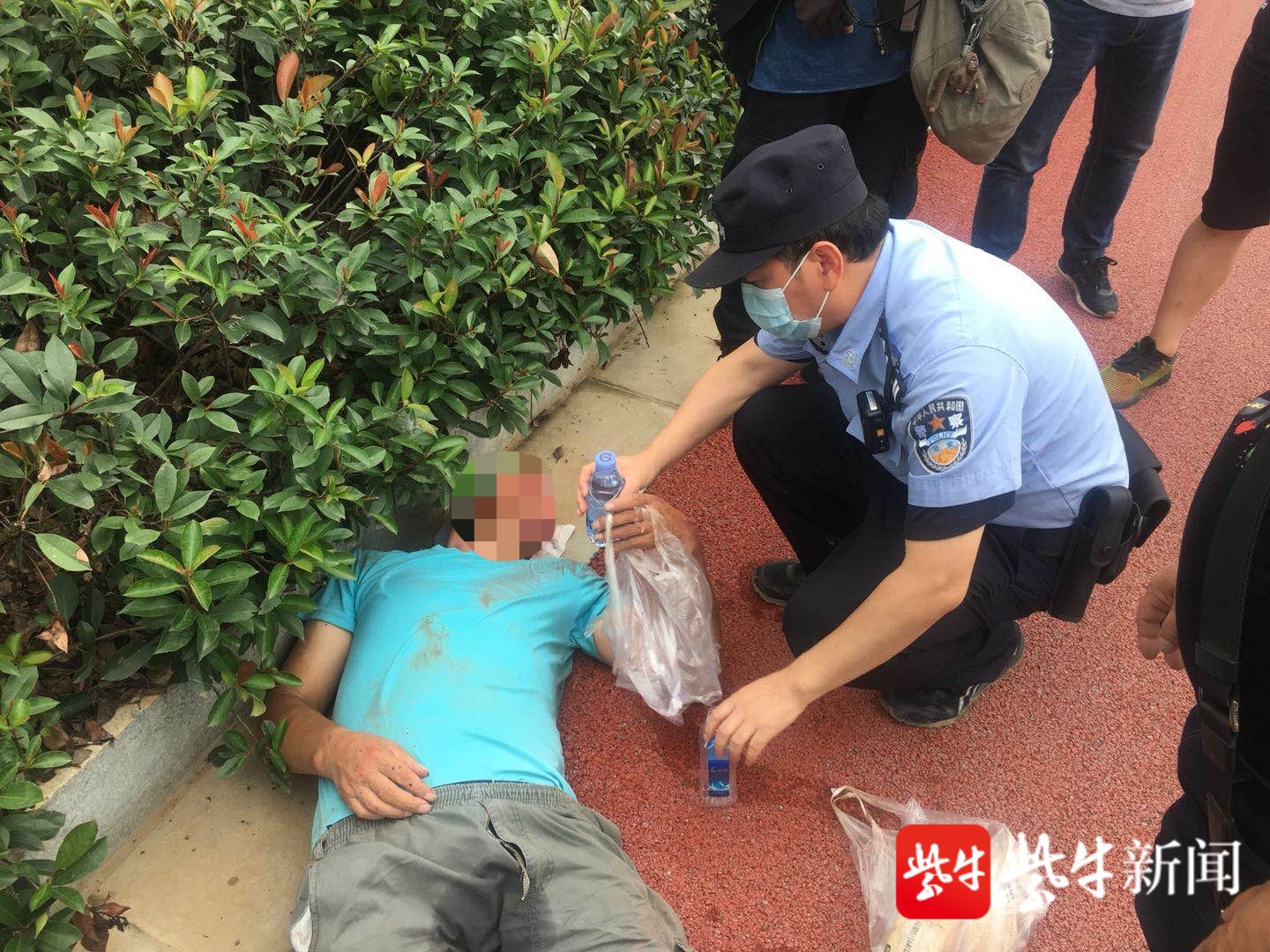 高温天老人中暑晕倒,江北警方紧急救助