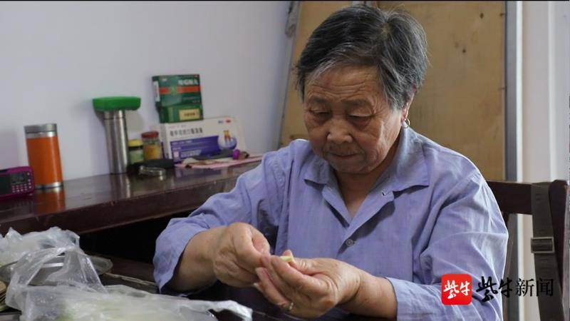 苏州一阿婆手工制作栀子花手环送社区员工