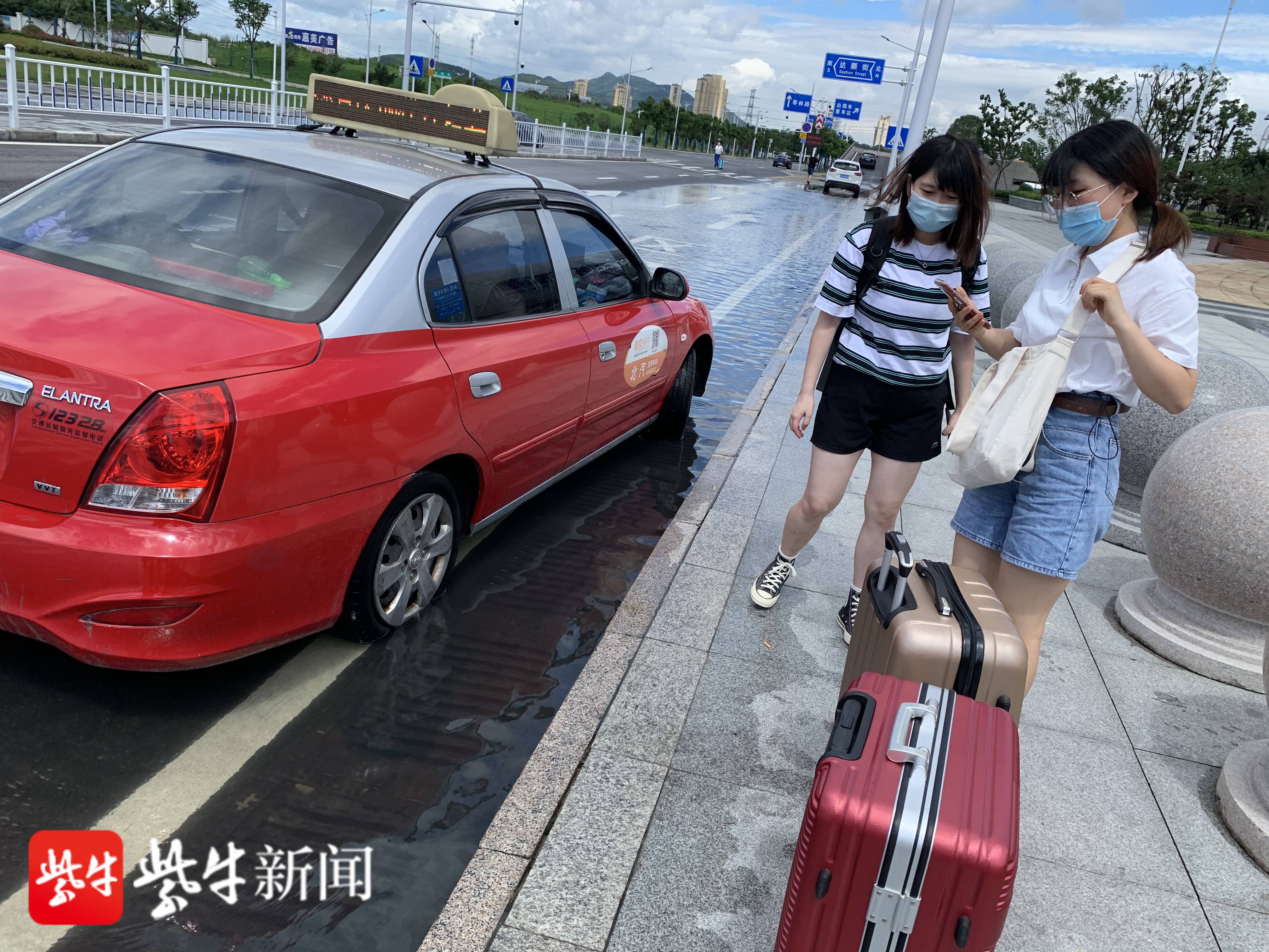 "城市名片"镇江高铁南站:一场雨,旅客不得不狼狈蹚水