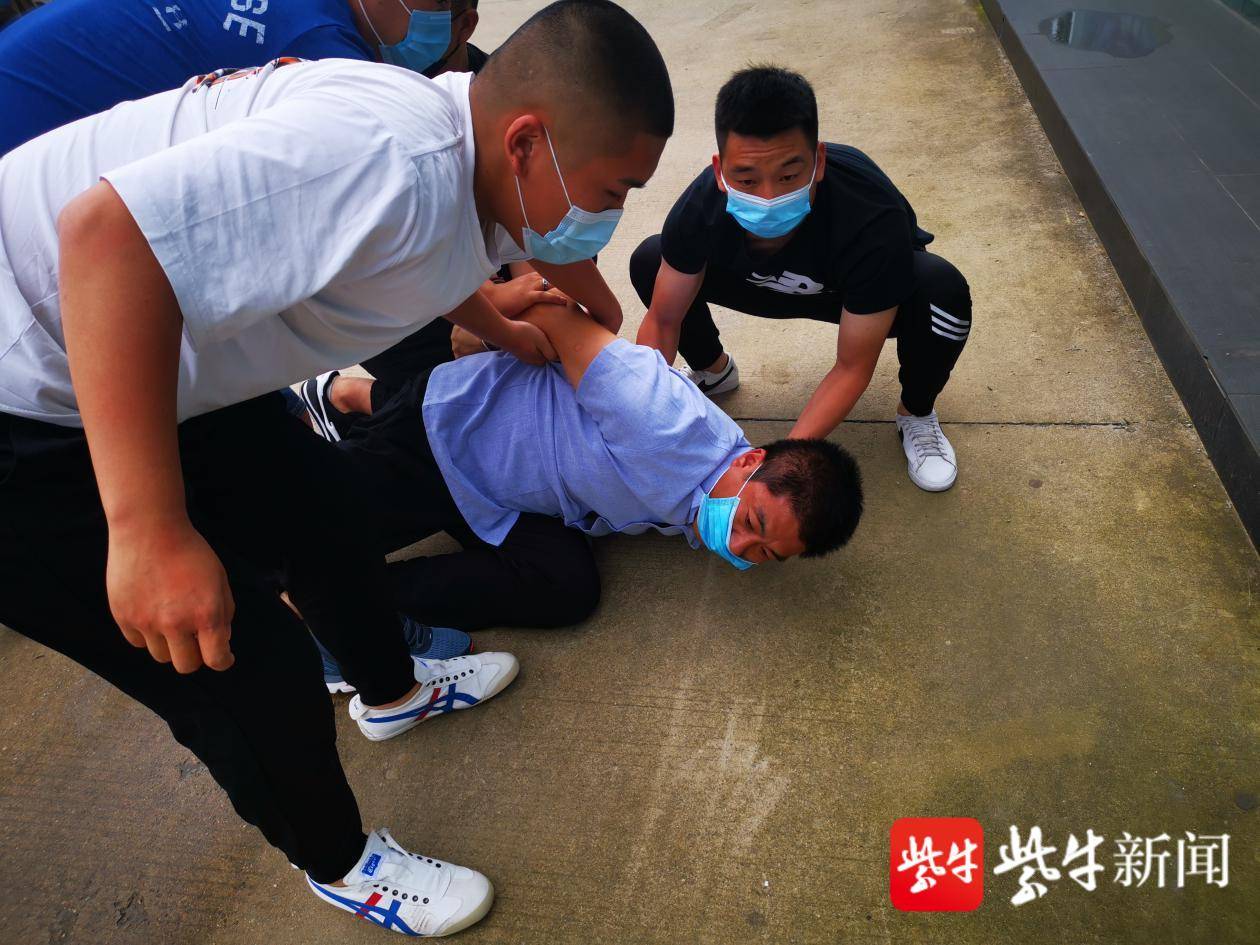 抓捕犯罪嫌疑人周某华现场.