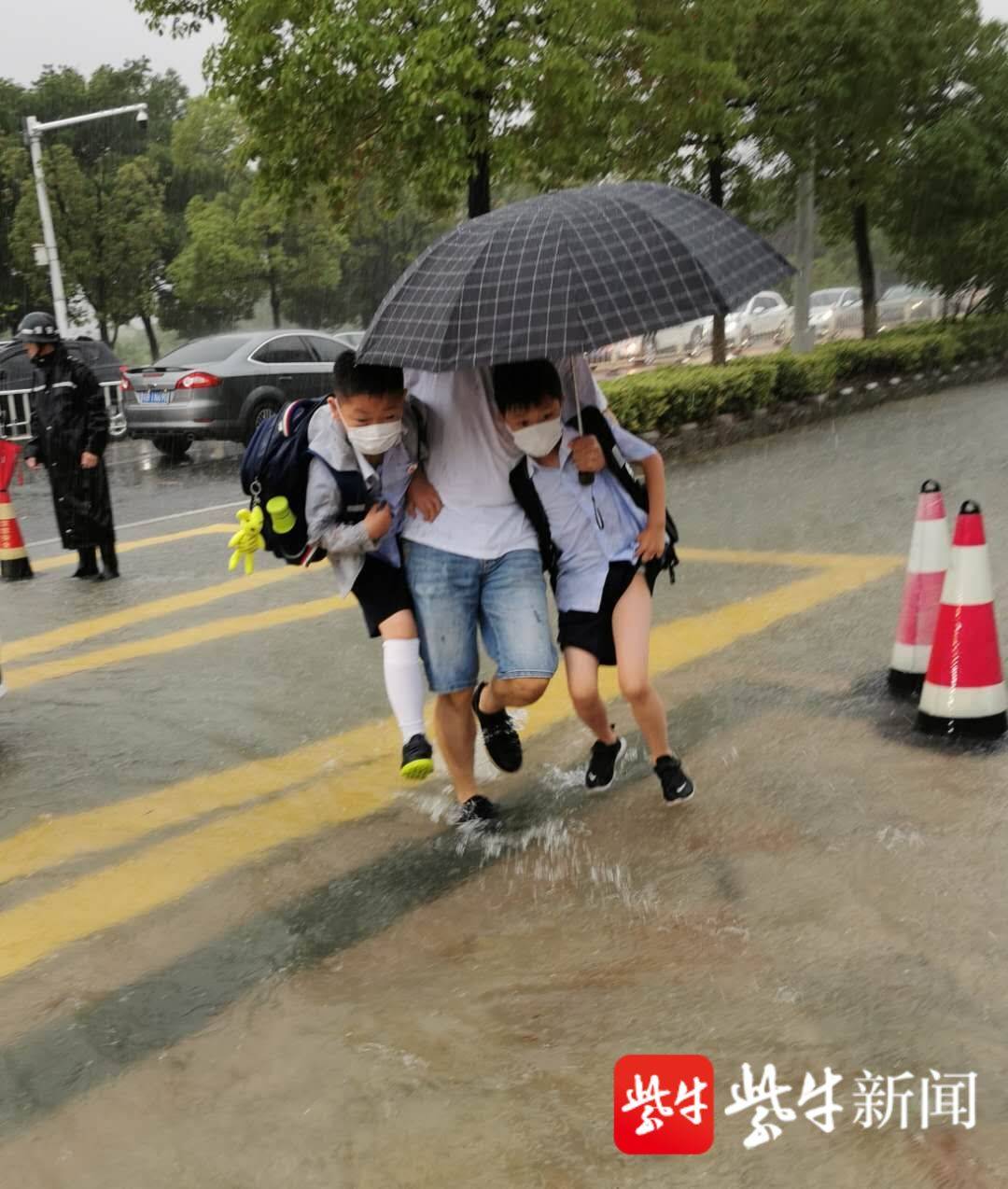 视频|大雨中,老师们把孩子一个个背进校门