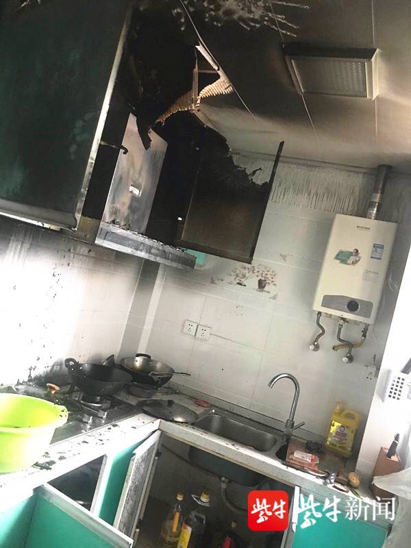 厨房被烧得一片狼藉.