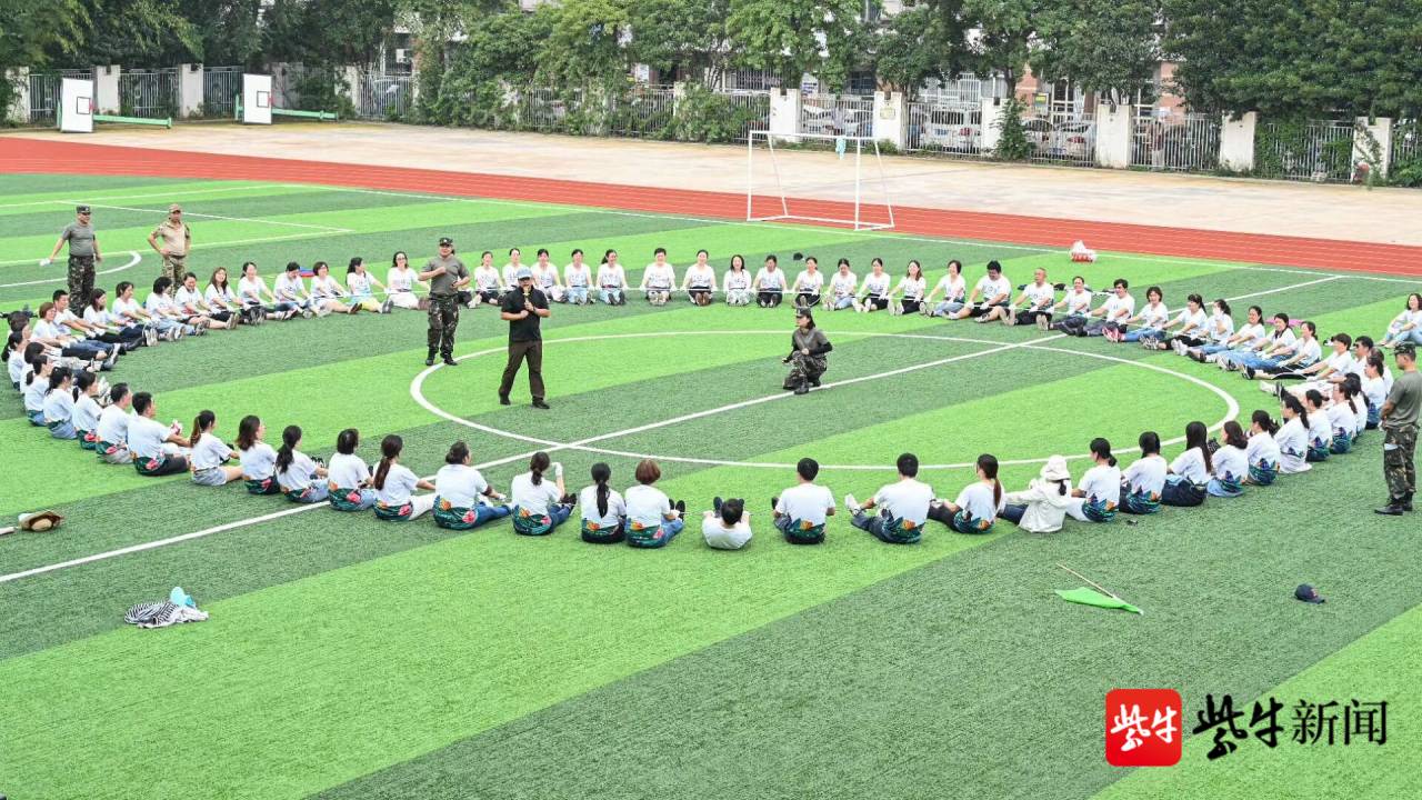 真会玩 镇江这个学校自创 百人环绕 凝聚激发团队战斗力