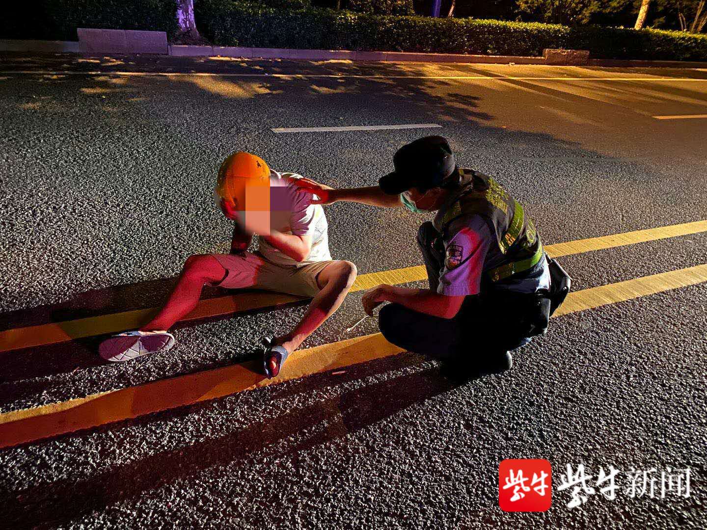 圖為民警送醉酒男子回家.